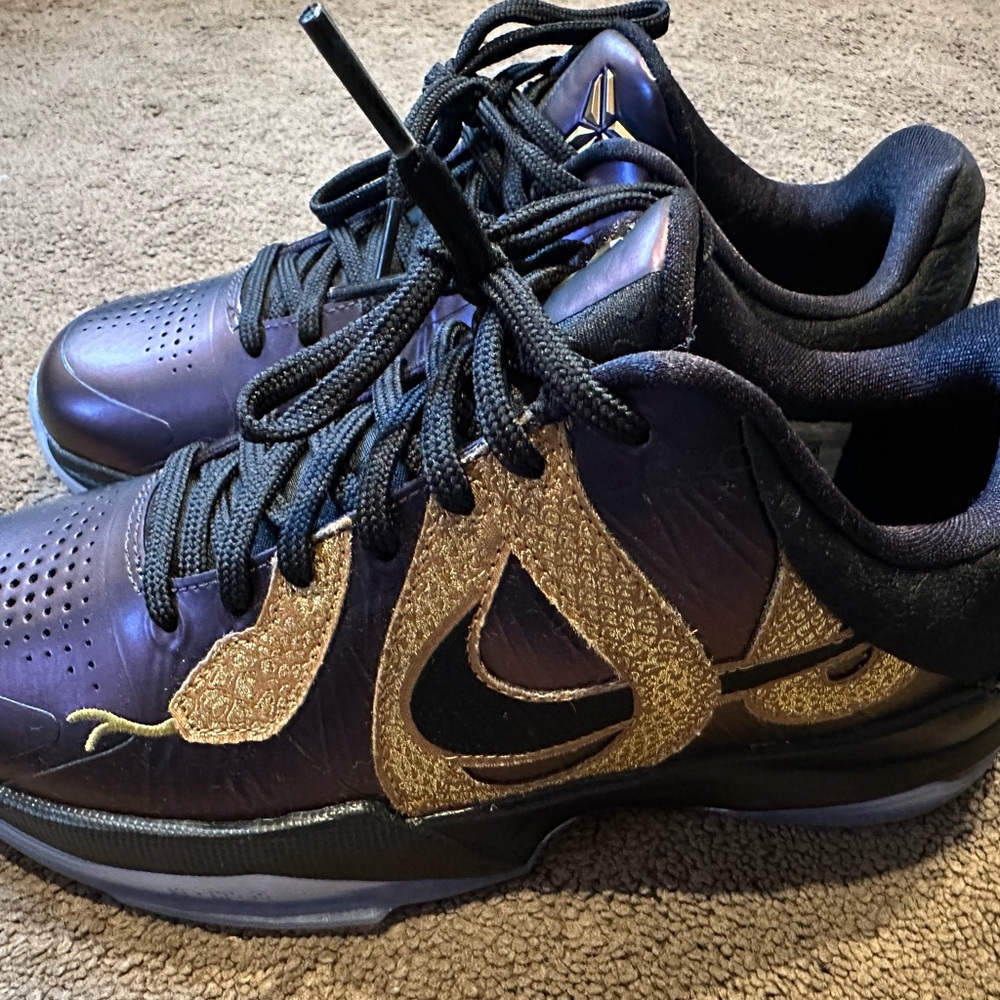 Nike Kobe V Boy’s Black and Gold Athletic Shoes - New never worn in box - Picture 2 of 9